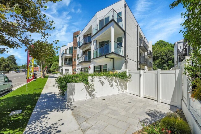 Building Photo - Riverside 4 Lease