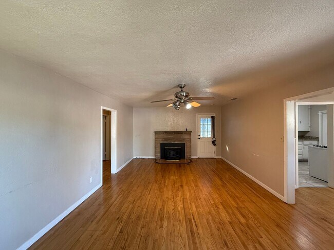 Building Photo - Single story in the heart of Modesto!