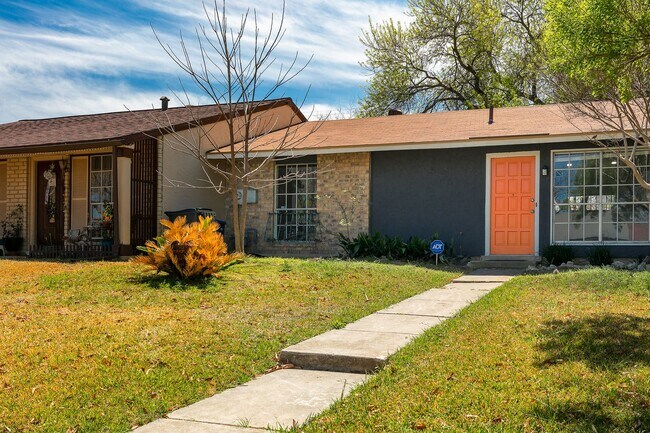 Building Photo - Renovated 2 Bedroom 1 Bath Near UTSA, Medi...