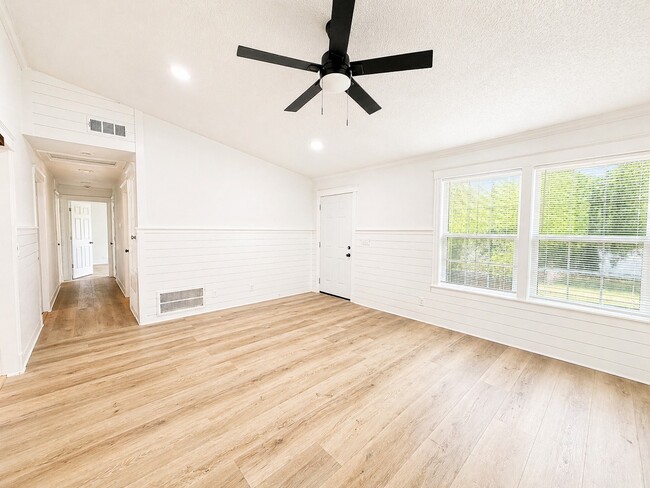 Building Photo - 7 Carol Ct