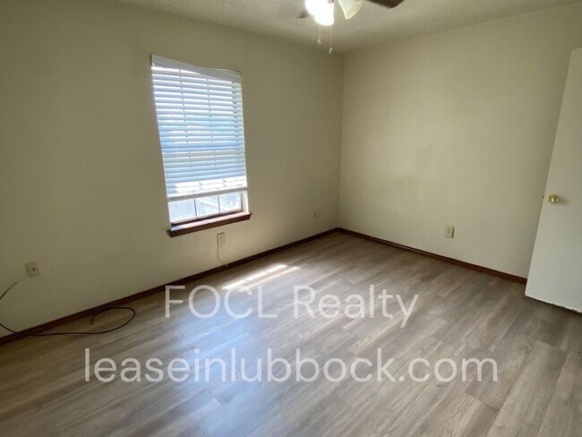 Building Photo - 2 story 3 bed 2.5 bath 2 car garage