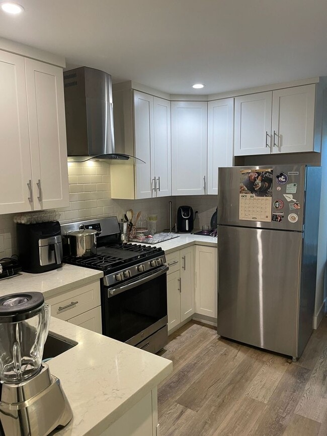 Building Photo - Perfect private room in the heart of Bernal Heights!