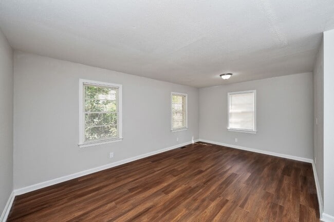 Building Photo - Comfort & Convenience in Northport – 4BR H...