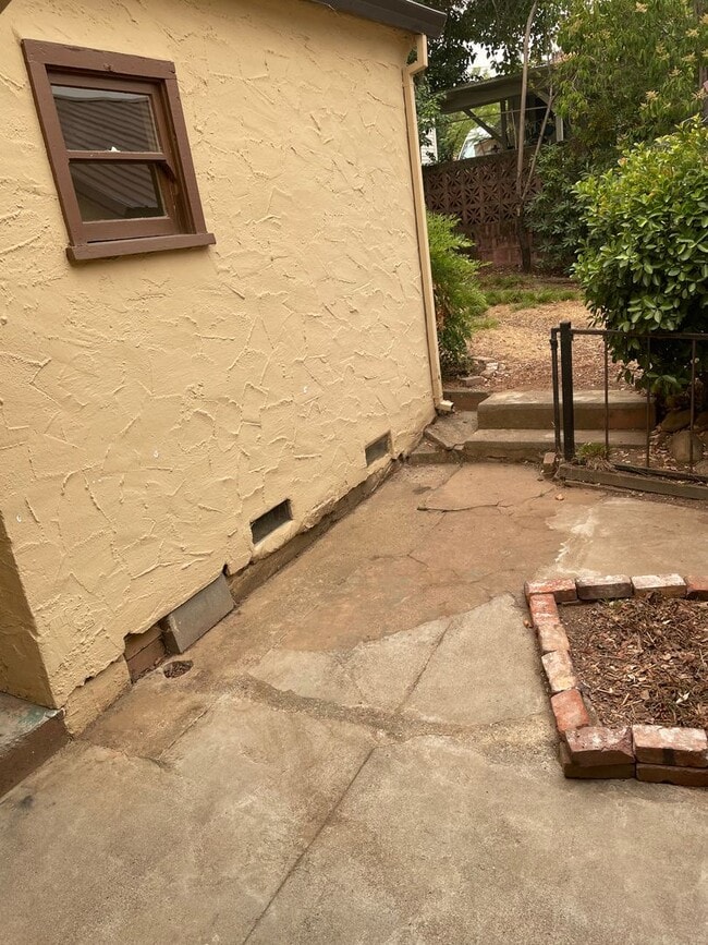 Building Photo - CHARMING 2 BED 1.5 BATH HOME IN DOWNTOWN AREA