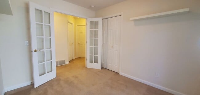 Building Photo - Large 5 bedroom 3 bathroom home!