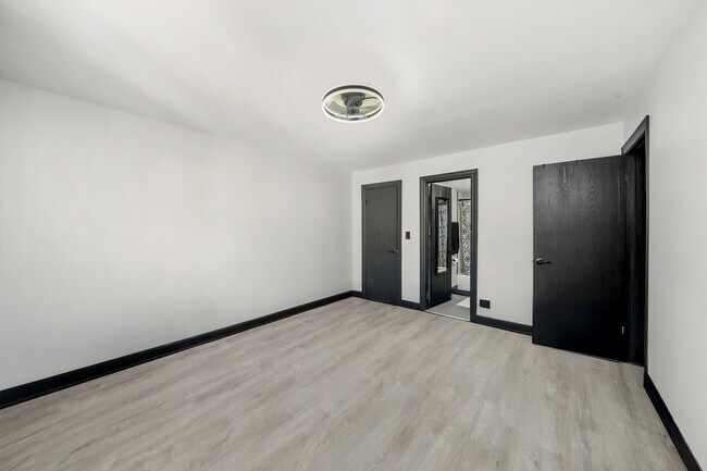 Building Photo - 2615 W Foster Ave