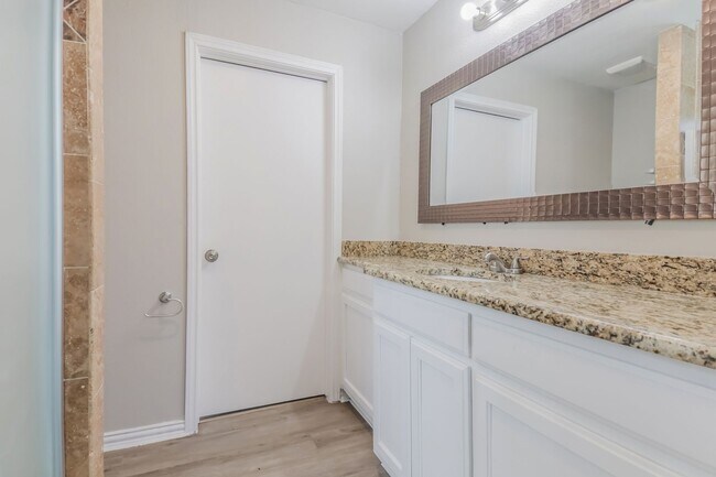 Building Photo - 3 BR/2BA | Updated Single Family Home |  Large backyard