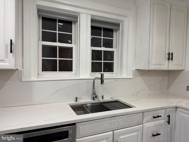 Building Photo - 725 W Mt Vernon St