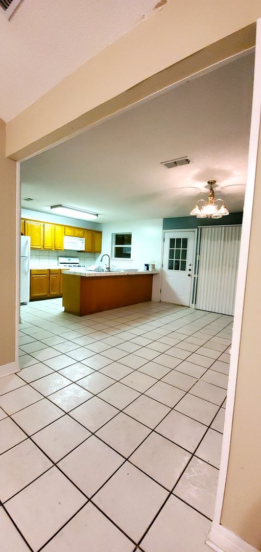 Building Photo - SUPER SPACIOUS 2 Bedroom, 2 Bathroom duple...