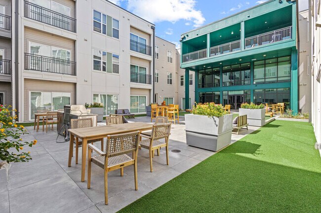 Building Photo - 596 W 9th St