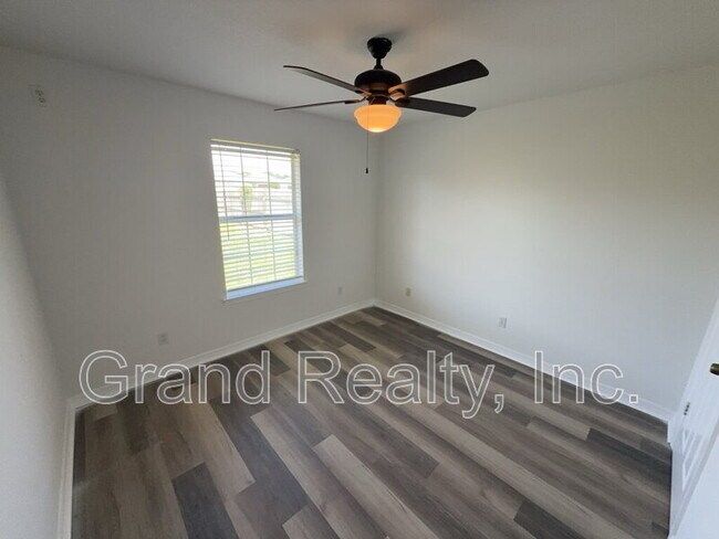Building Photo - 1261 Mazurek Blvd