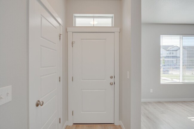 Building Photo - This 3 bedroom/2.5 bath townhome is ready for you!