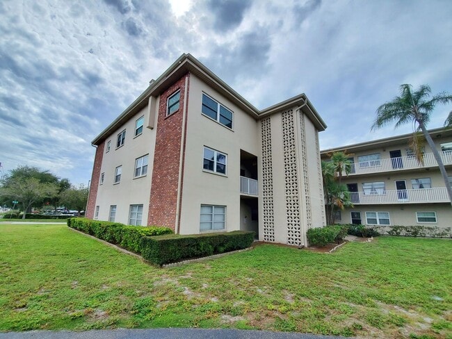 Building Photo - 2 Bedroom 1 Bath Second Floor Condo in St....