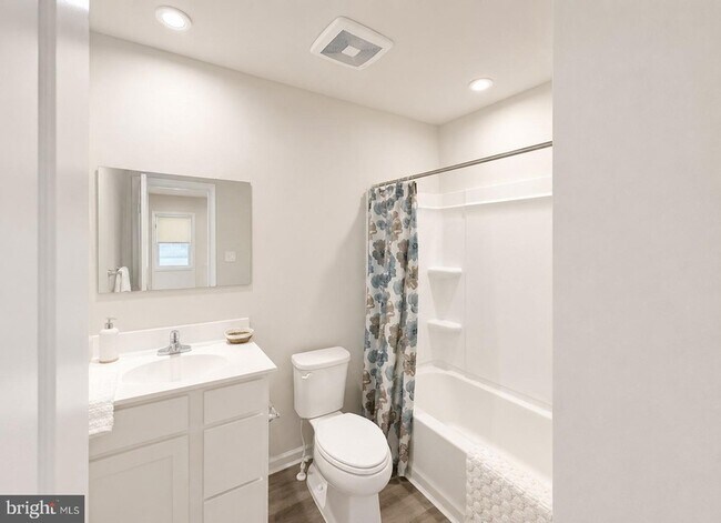 Building Photo - 27003 Greenleaf Dr