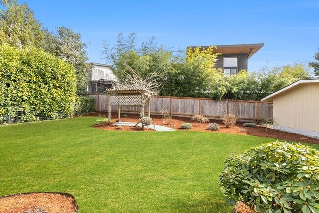 Building Photo - Sunny Air Conditioned Mercer Island Charmer!