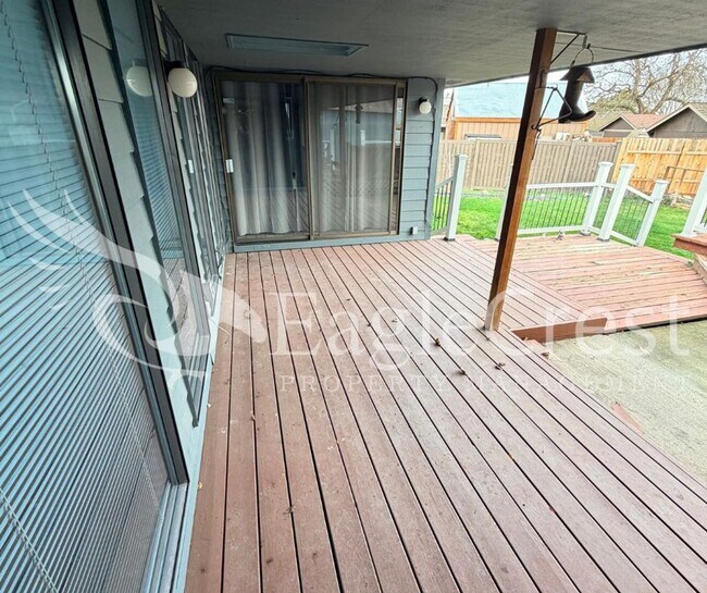 Building Photo - Thoughtfully Designed 3 Bedroom 2 bathroom Home with Open Kitchen and Private Deck