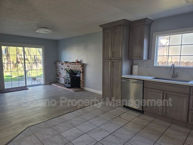 Building Photo - 512 Monterey Dr