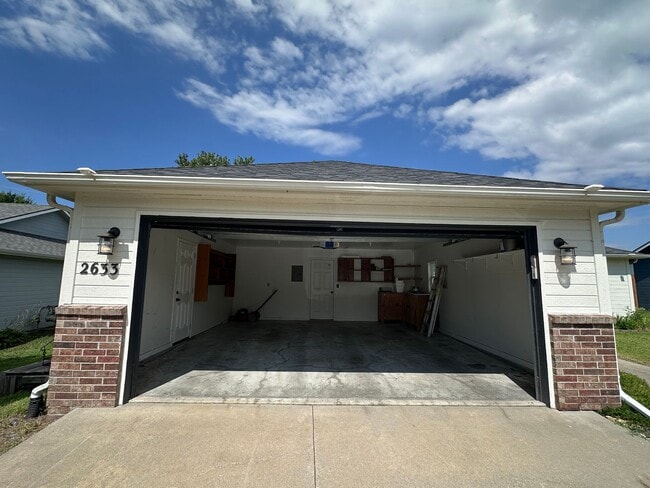 Building Photo - Spacious Home in Prime Manhattan Location ...