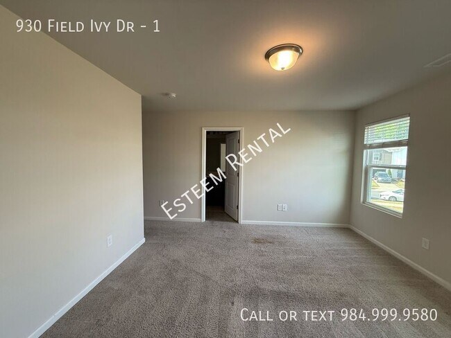 Building Photo - 930 Field Ivy Dr