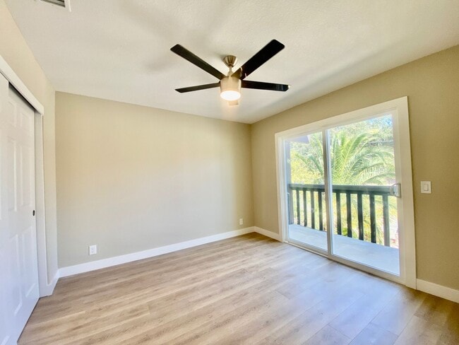 Building Photo - RECENTLY RENOVATED 4 BED, 2.5 BATH HOME ON CORNER LOT
