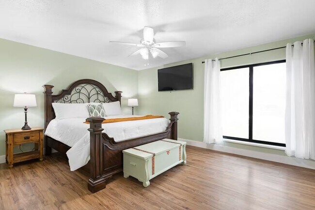 Building Photo - 3 Bed, 3 Bath Home with Expansive Kitchen, Two Living Areas & Private Suite