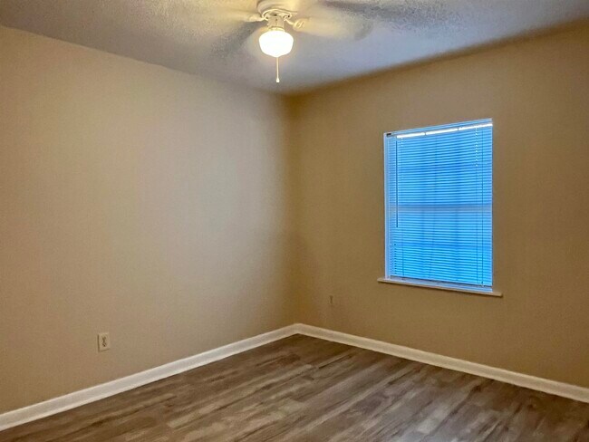 Building Photo - 33 Evergreen Ave