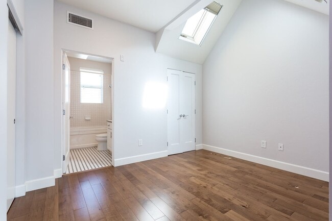 Building Photo - Stunning 4 Level Condo in Little Italy