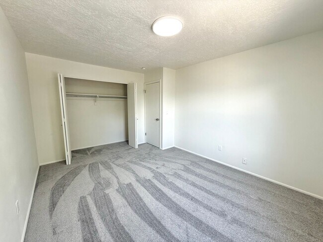 Building Photo - Open House June 20th | 3 Bedroom Townhome in Holladay