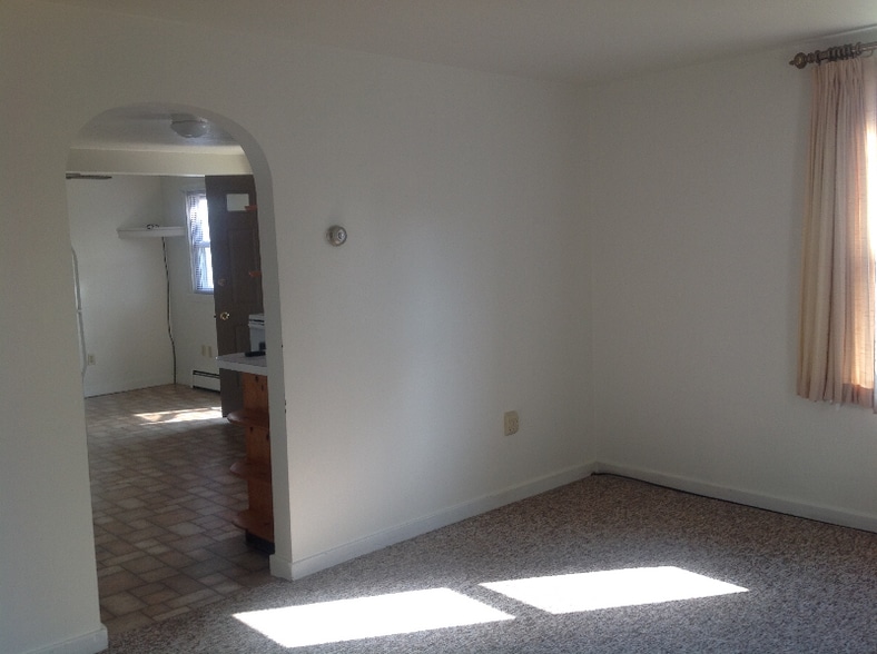 Building Photo - 121 W Colebrook St