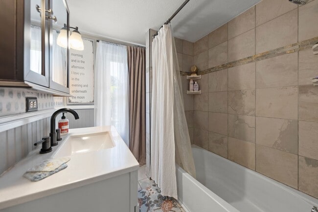 Building Photo - 308 W Main St