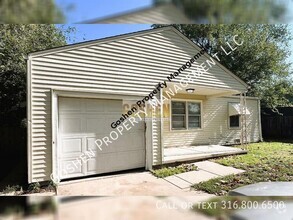 Building Photo - Cozy 2 Bed 1 Bath Abode with Garage & Yard