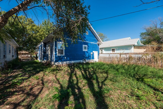 Building Photo - Charming 2 Bed 1 Bath - 2 weeks FREE!