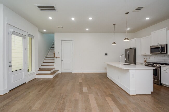 Building Photo - 310 Cyclamen St