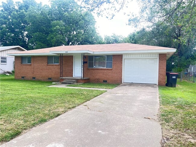 Building Photo - 609 Cedar St