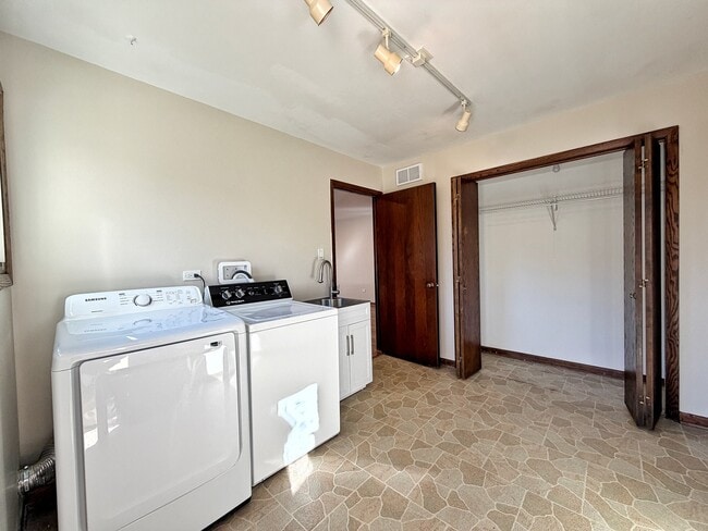 Building Photo - 6710 Wedgewood Ln