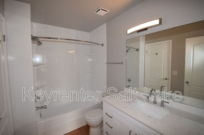 Building Photo - 572 E Thatcher Way