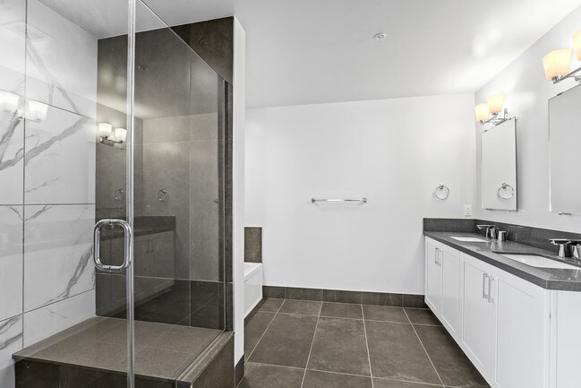 Building Photo - 2000 Lake Ave