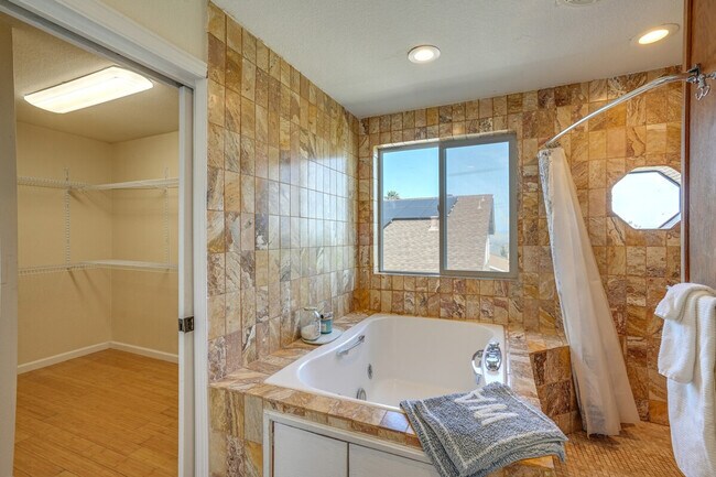 Building Photo - 420 Phoenix Cir