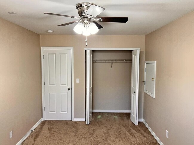 Building Photo - Beautiful Spacious 4bd 2bath Available Oct...