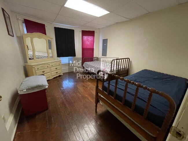 Building Photo - 915 W 4th Ave