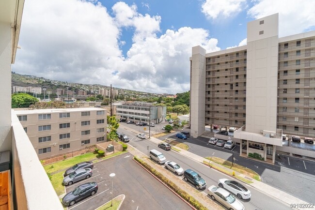 Building Photo - Upgraded 2BR 1BA 1PARKING near Waikiki & UH Manoa! Dishwasher & Washer/Dryer In Unit!
