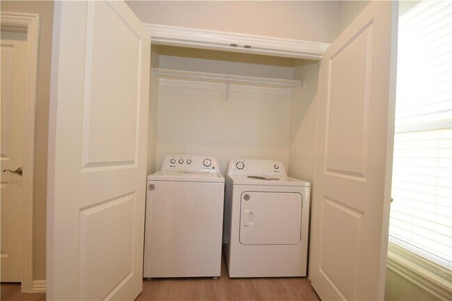 Building Photo - 1604 SW Poigai Wy