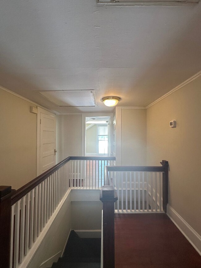 Building Photo - 2 Bed 1 Bath Apartment with Historic Charm