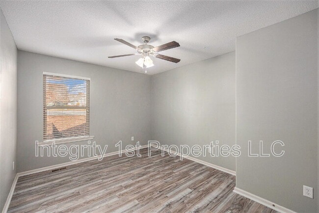 Building Photo - 6388 NW Sioux Dr