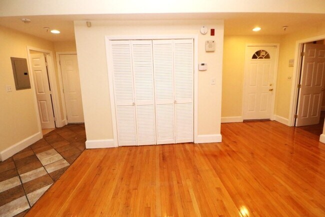 Building Photo - 14 Estella St