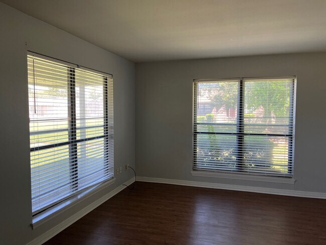 Building Photo - 2BR/1.5BA town home by LSUS (River Oaks)