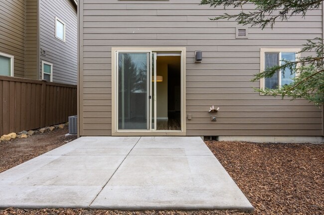 Building Photo - New listing!  Modern, A/C, Washer & Dryer included!