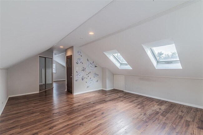 Building Photo - 2233 N MacGregor Way
