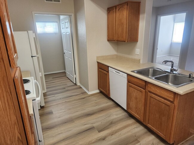 Building Photo - Upper Unit 3 Bedroom Condo with 1 Car Garage