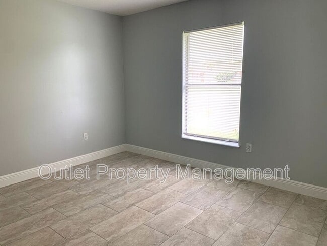 Building Photo - 7528 University Garden Dr